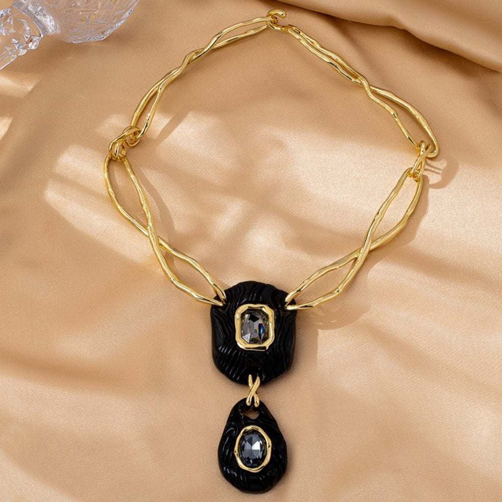 A niche minimalist European and American emerald-set necklace with diamond inlay by the genius designer Alexis Bittar