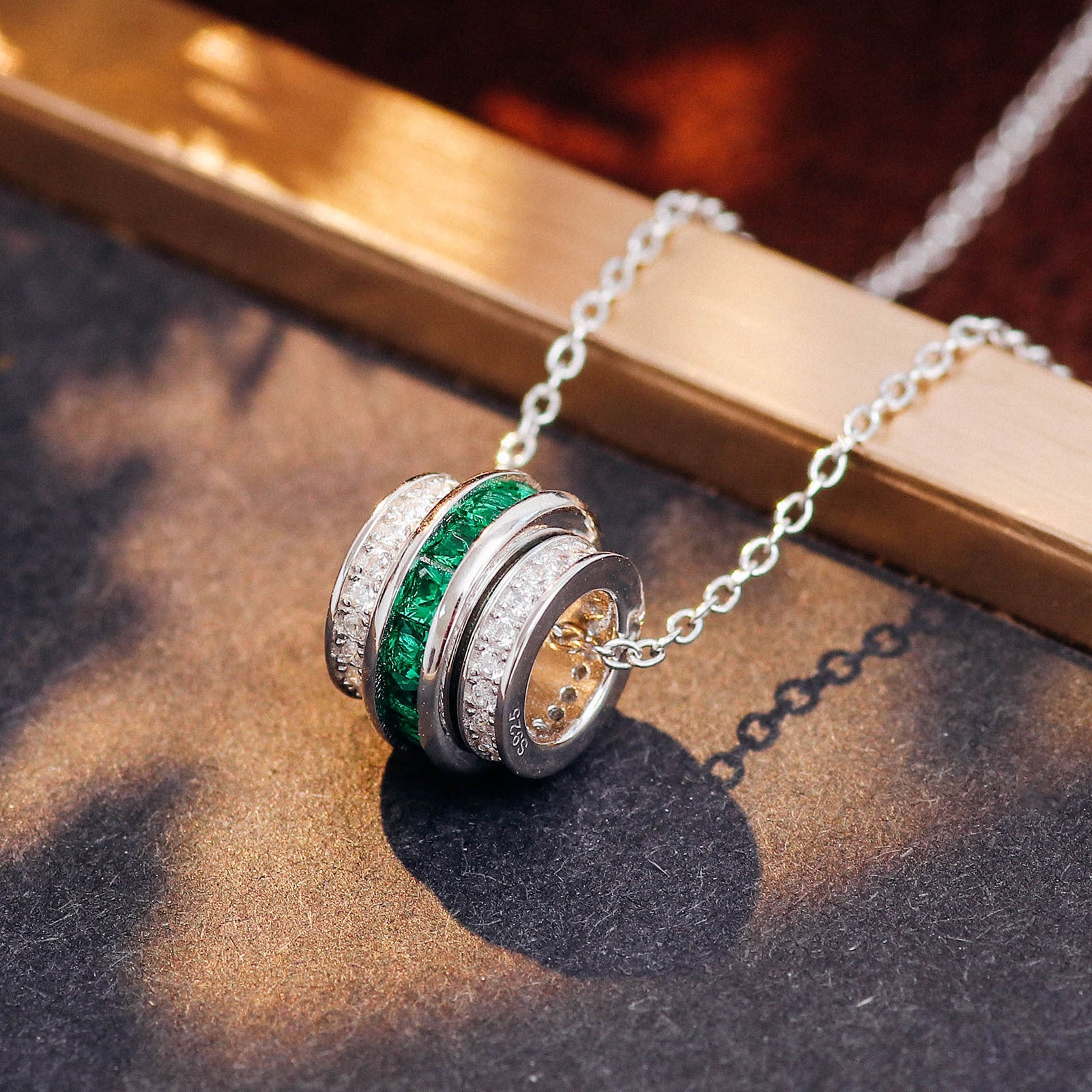Valentine's Day gift for girlfriend: heart-shaped cultivated emerald pendant necklace, silver-plated 18k gold collarbone chain