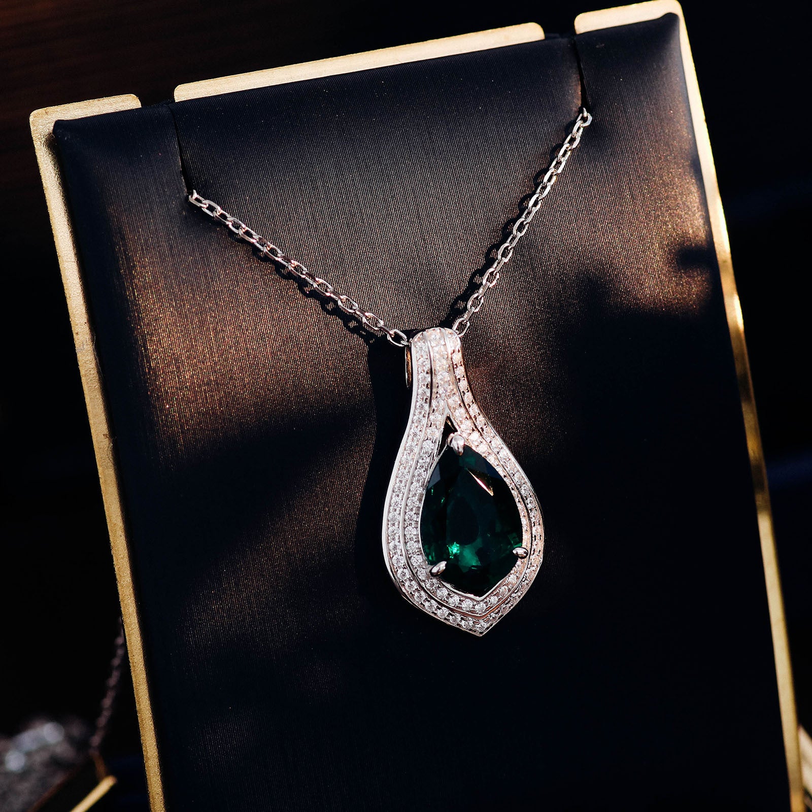 Valentine's Day gift for girlfriend: heart-shaped cultivated emerald pendant necklace, silver-plated 18k gold collarbone chain