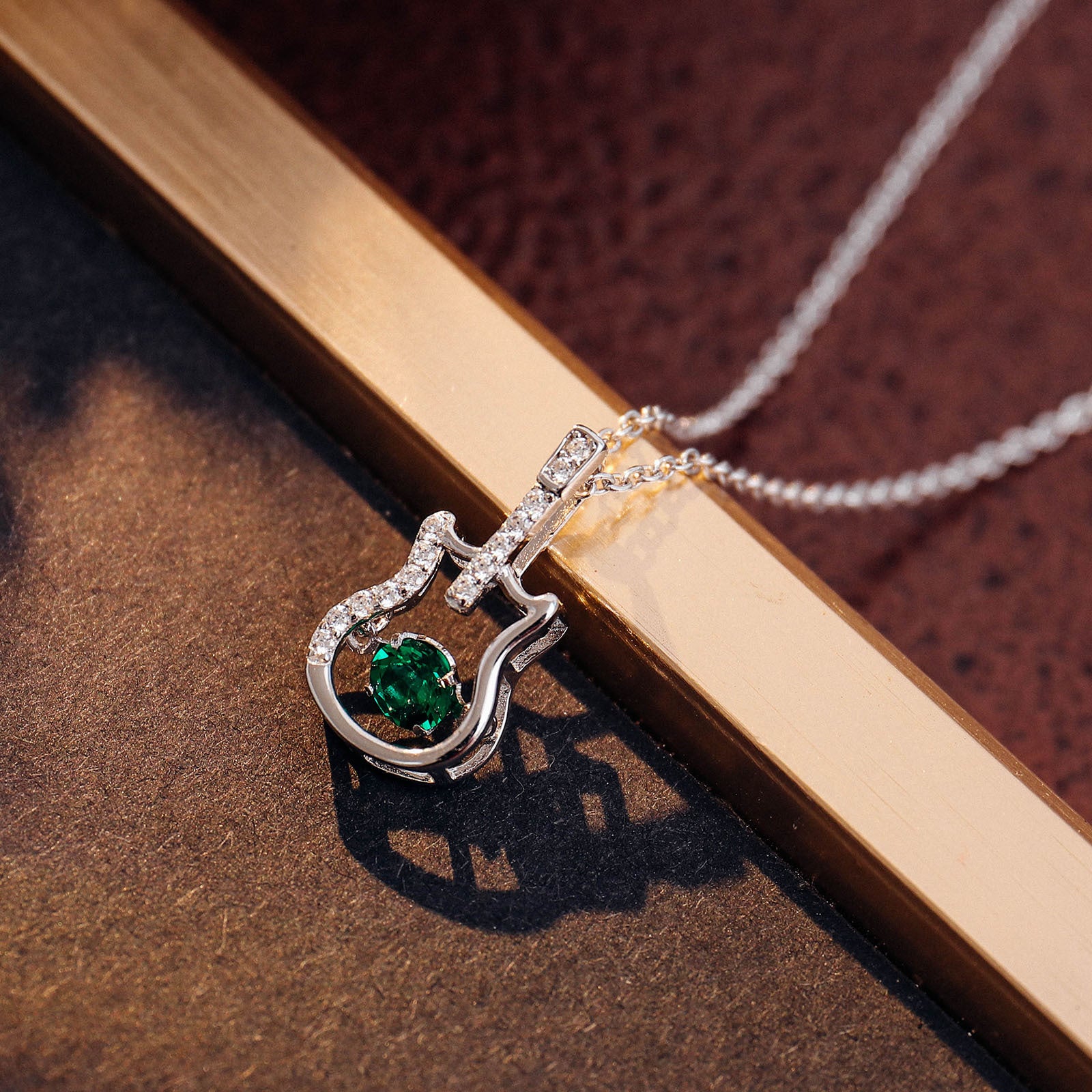 Valentine's Day gift for girlfriend: heart-shaped cultivated emerald pendant necklace, silver-plated 18k gold collarbone chain