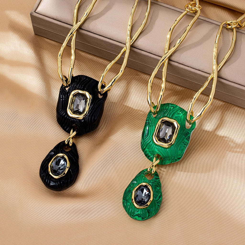 A niche minimalist European and American emerald-set necklace with diamond inlay by the genius designer Alexis Bittar