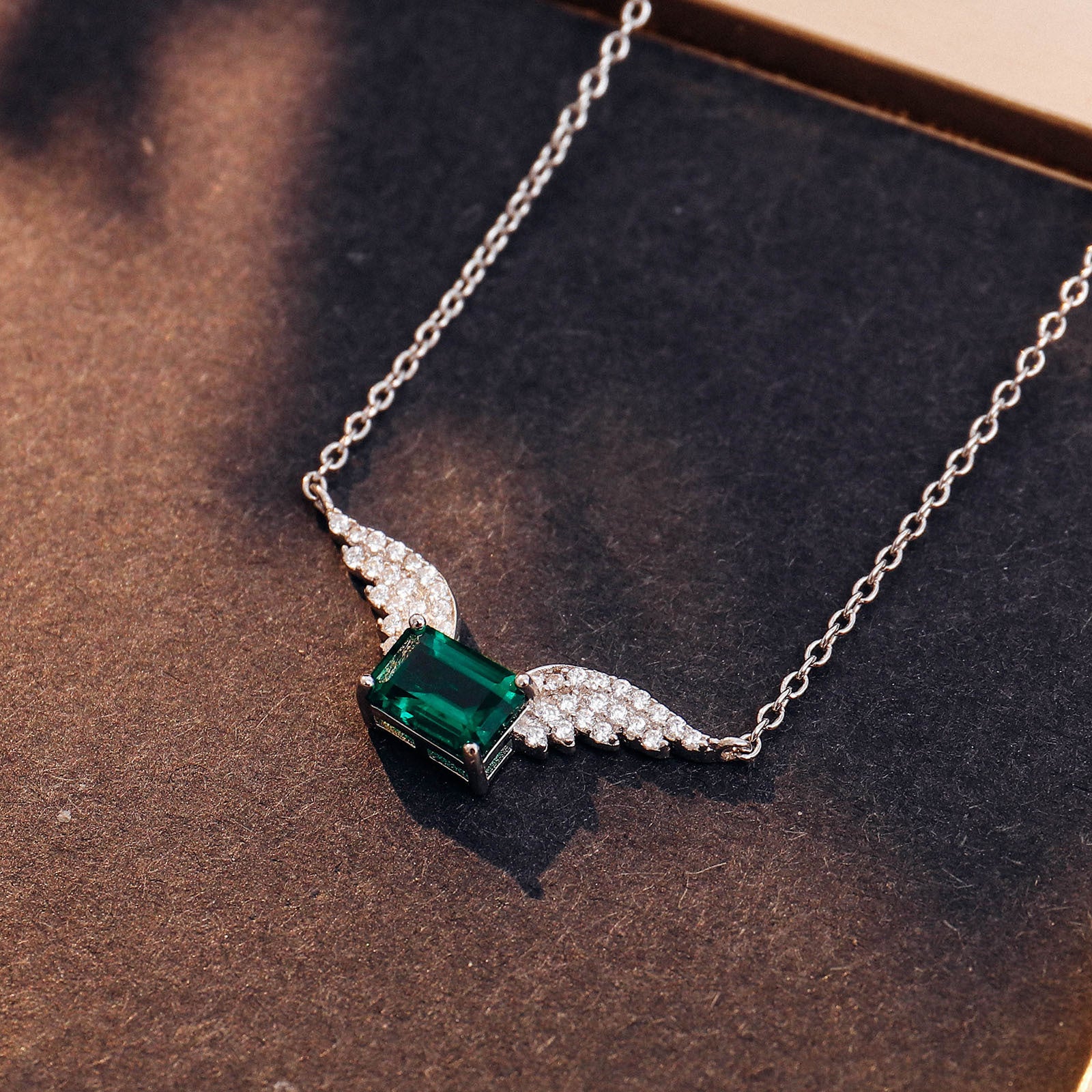 Valentine's Day gift for girlfriend: heart-shaped cultivated emerald pendant necklace, silver-plated 18k gold collarbone chain