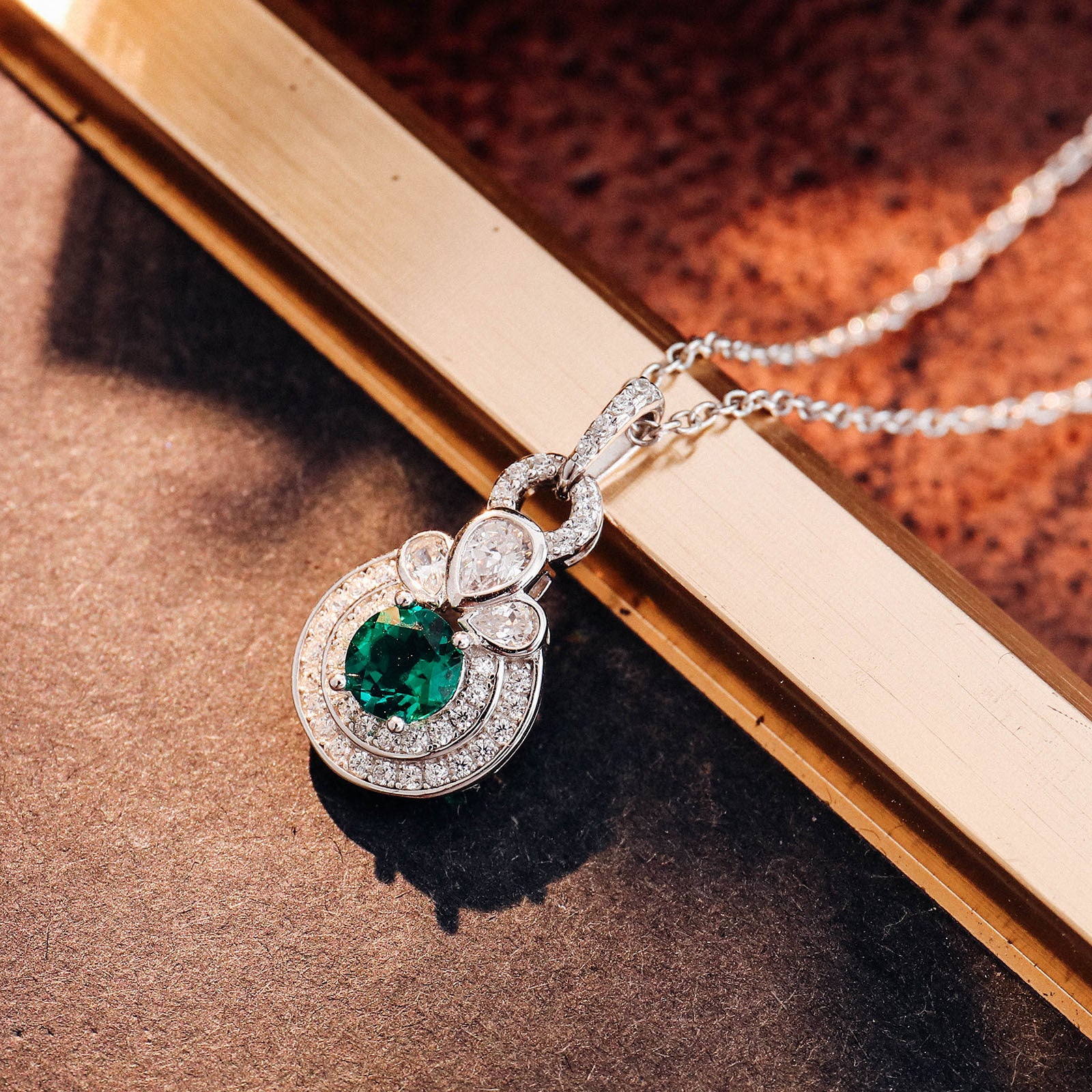 Valentine's Day gift for girlfriend: heart-shaped cultivated emerald pendant necklace, silver-plated 18k gold collarbone chain