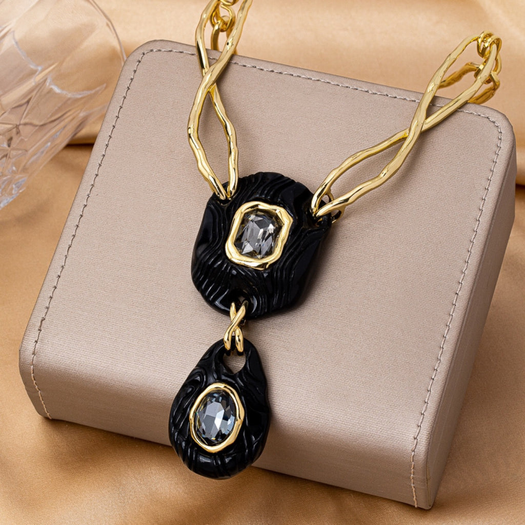 A niche minimalist European and American emerald-set necklace with diamond inlay by the genius designer Alexis Bittar