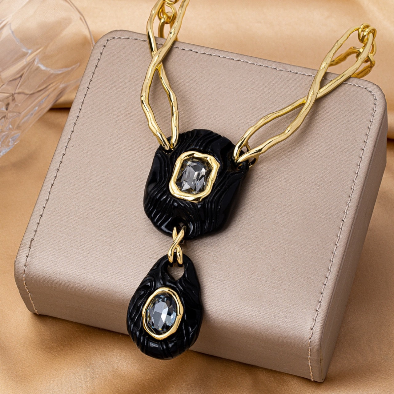 A niche minimalist European and American emerald-set necklace with diamond inlay by the genius designer Alexis Bittar