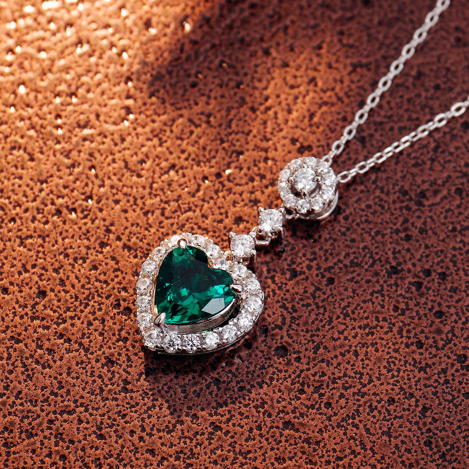 Valentine's Day gift for girlfriend: heart-shaped cultivated emerald pendant necklace, silver-plated 18k gold collarbone chain