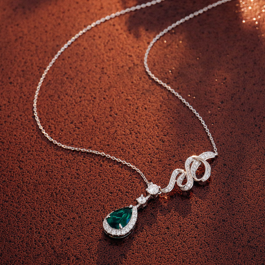Valentine's Day gift for girlfriend: heart-shaped cultivated emerald pendant necklace, silver-plated 18k gold collarbone chain