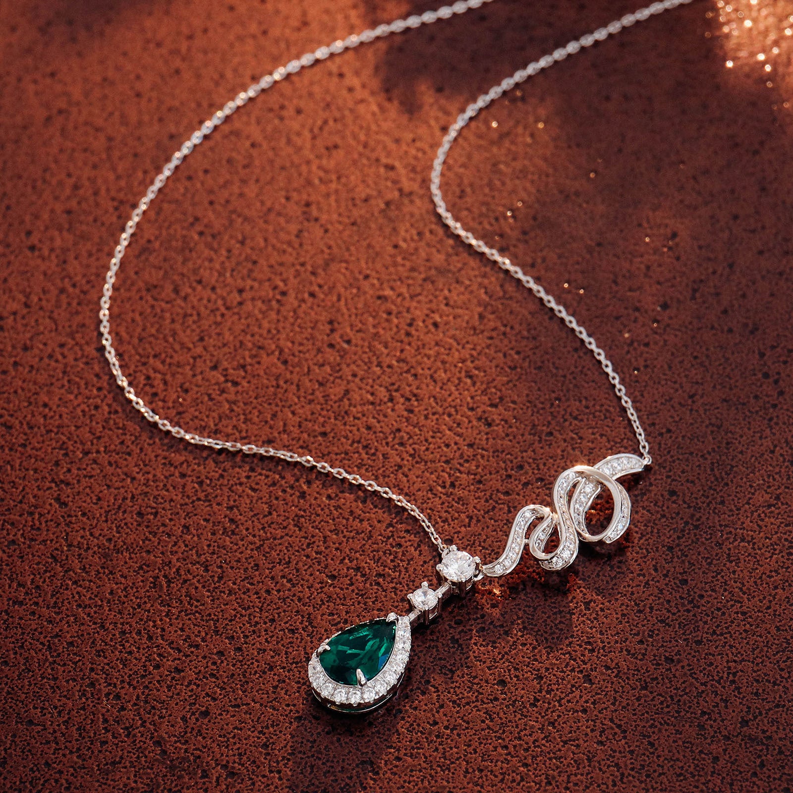 Valentine's Day gift for girlfriend: heart-shaped cultivated emerald pendant necklace, silver-plated 18k gold collarbone chain