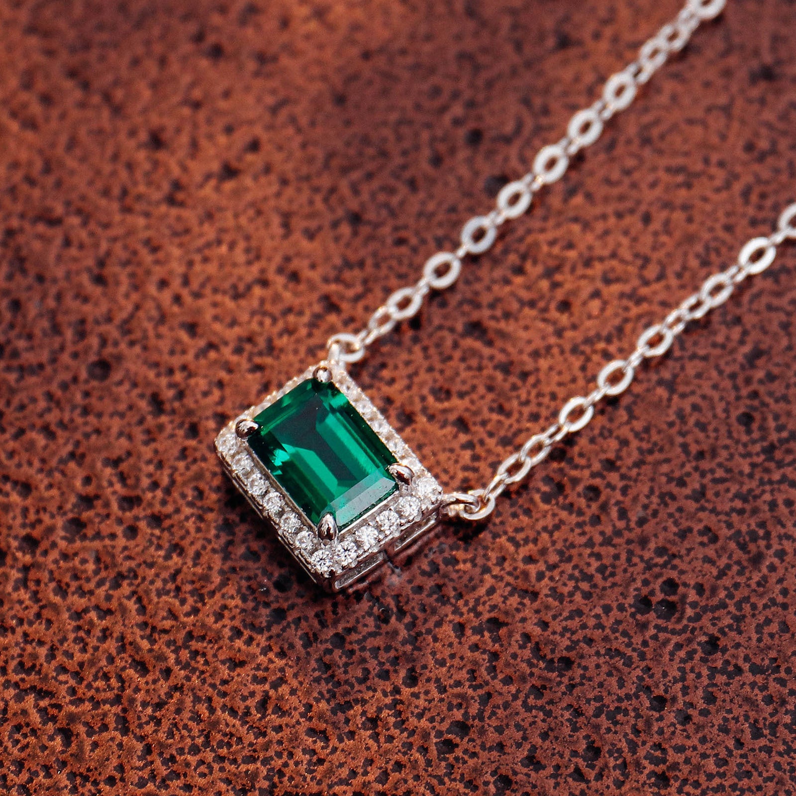 Valentine's Day gift for girlfriend: heart-shaped cultivated emerald pendant necklace, silver-plated 18k gold collarbone chain