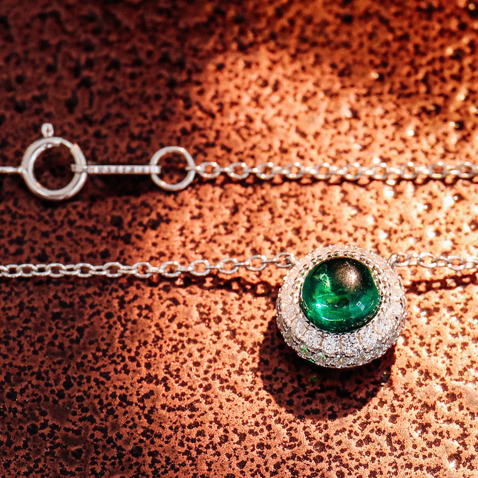 Valentine's Day gift for girlfriend: heart-shaped cultivated emerald pendant necklace, silver-plated 18k gold collarbone chain