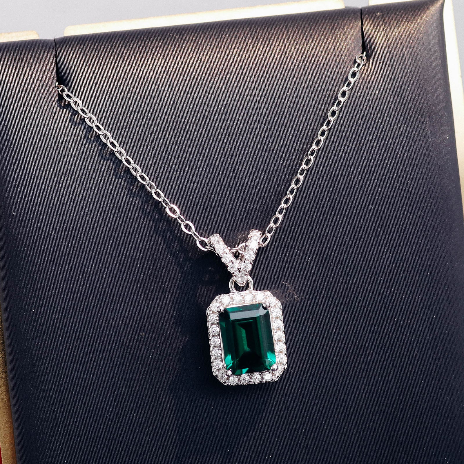 Valentine's Day gift for girlfriend: heart-shaped cultivated emerald pendant necklace, silver-plated 18k gold collarbone chain