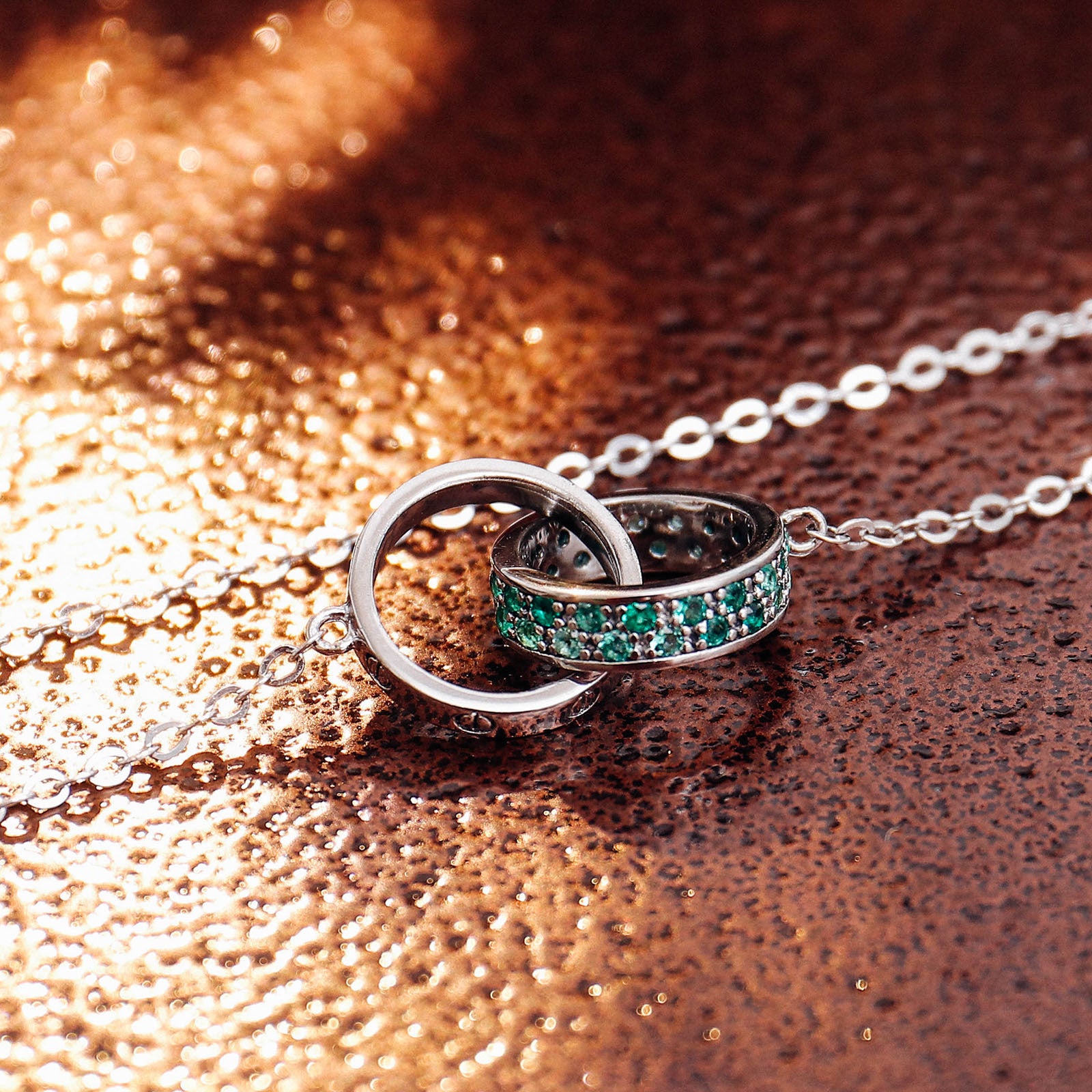 Valentine's Day gift for girlfriend: heart-shaped cultivated emerald pendant necklace, silver-plated 18k gold collarbone chain