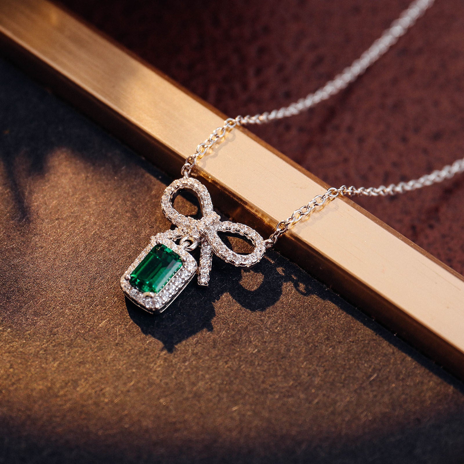 Valentine's Day gift for girlfriend: heart-shaped cultivated emerald pendant necklace, silver-plated 18k gold collarbone chain